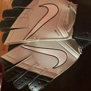 Brand new goal keeper gloves Nike. Men’s